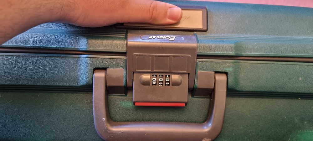 Продам ЧЕМОДАН с крепкого пластика