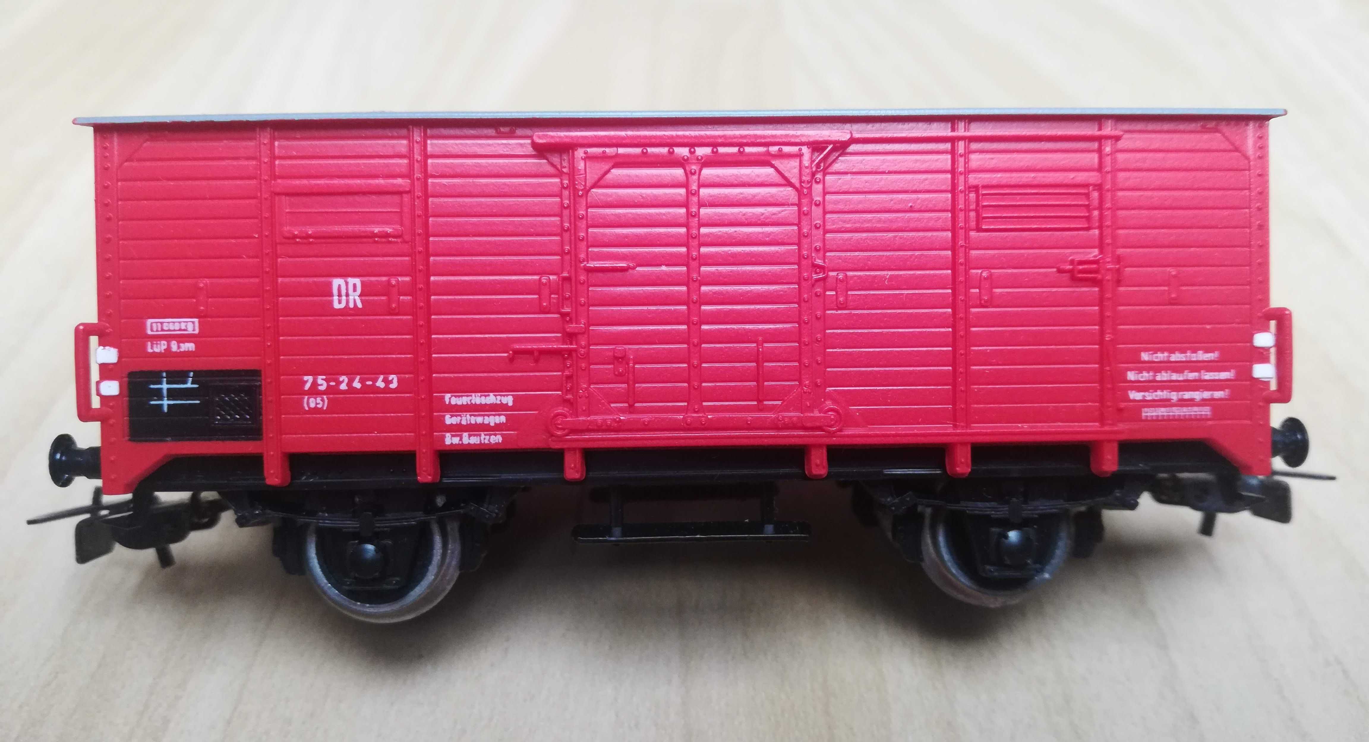 Wagon PIKO czerwony towarowy 04218 H0 1:87 16,5mm