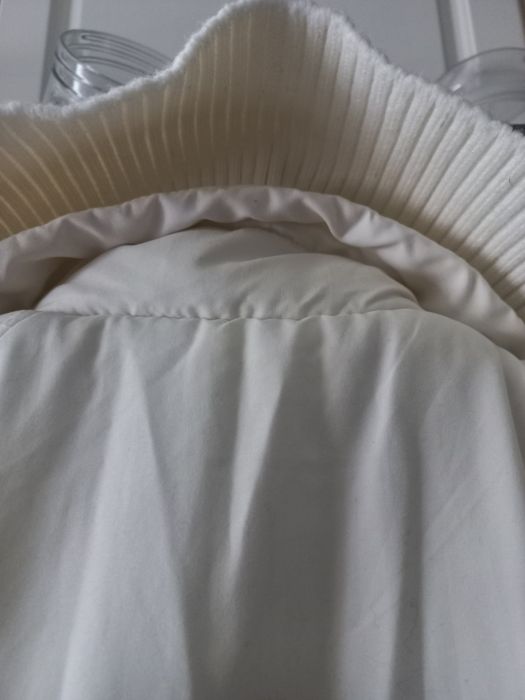 Casaco branco sem mangas e gola em malha