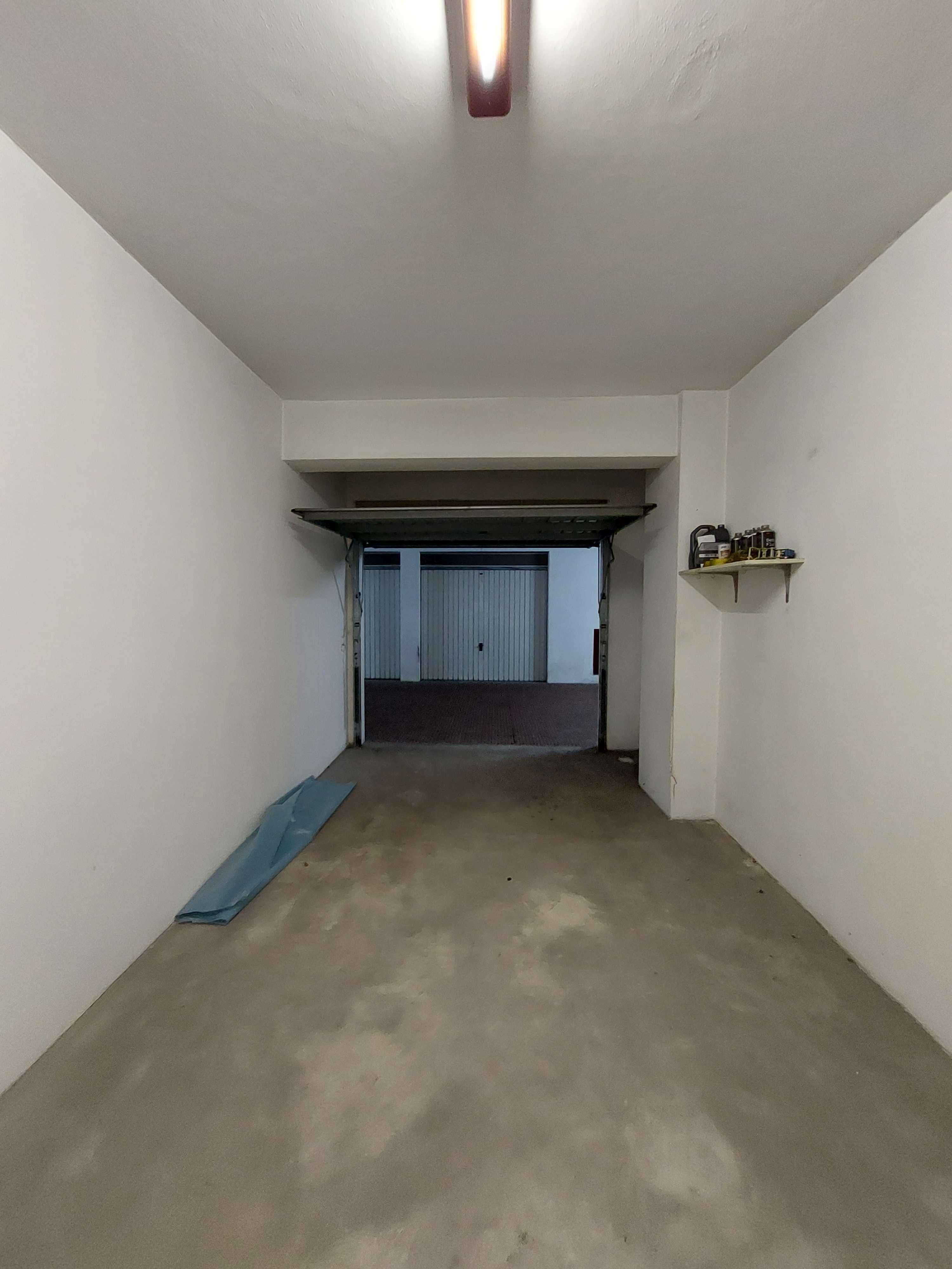 Garagem BOX nas Abadias