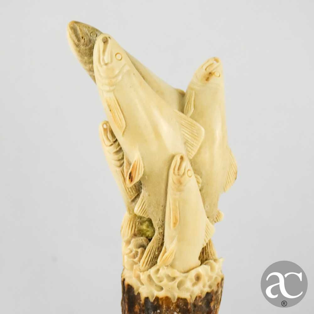 Figura / Escultura de peixes em chifre de veado, com base em madeira
