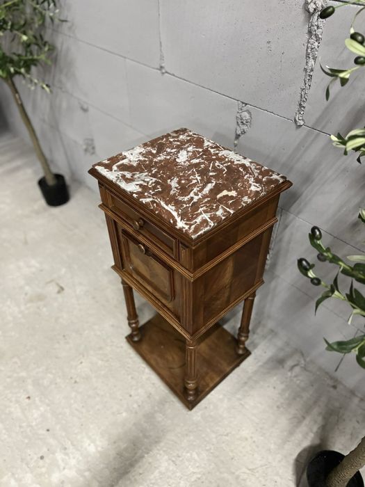 Деревʼяна тумбочка з природнім мармуром.