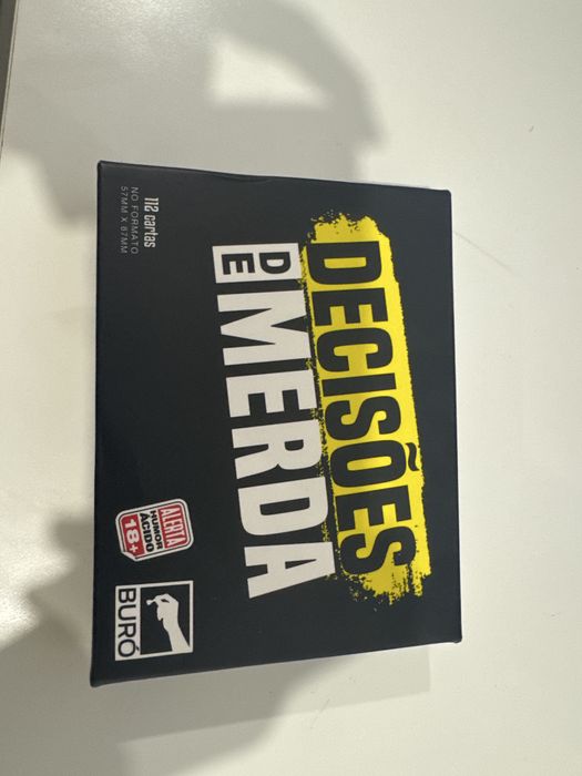 Jogo de cartas decisões de merda