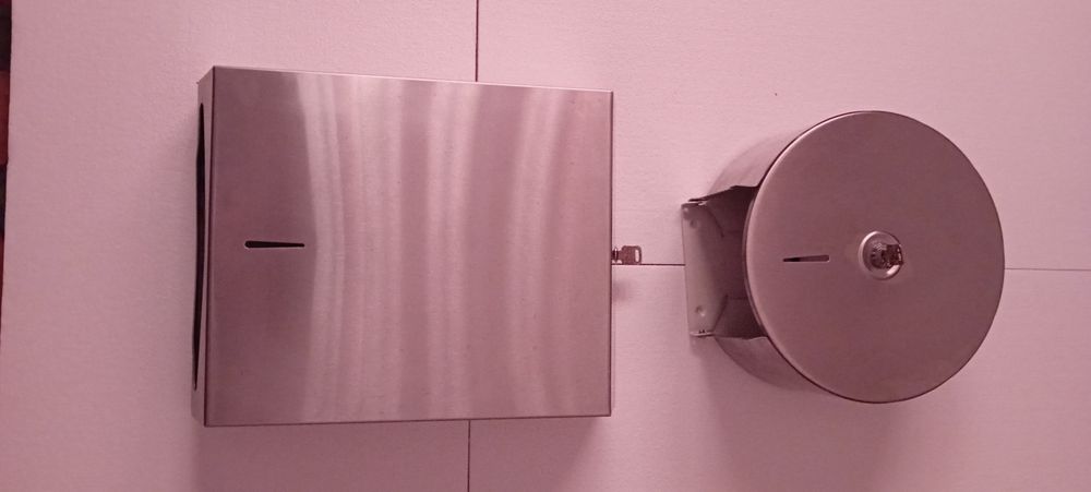 Porta toalhetes de mão, e porta rolos papel higiênico em inox.