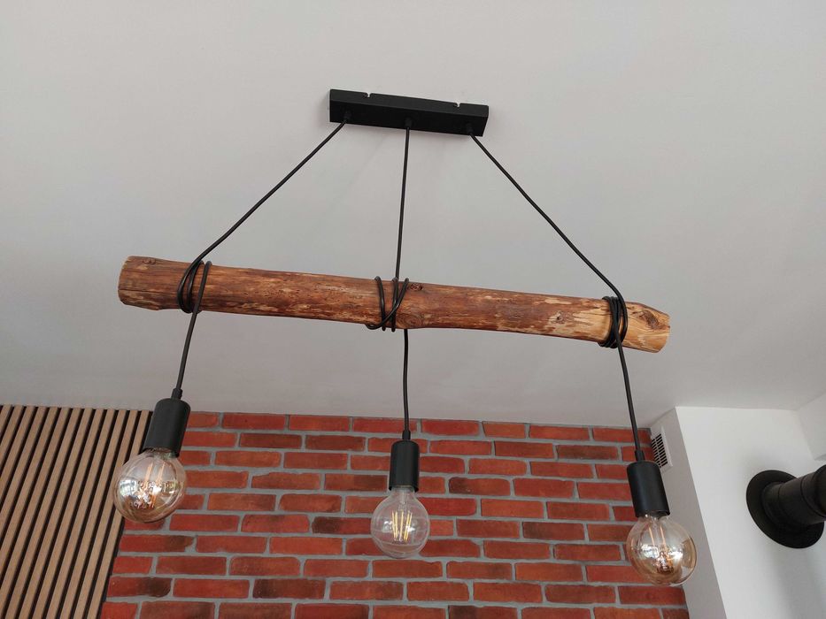 Wiszące lampy drewniane