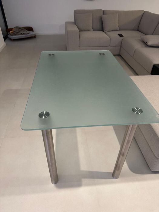mesa de vidro com pernas em inox