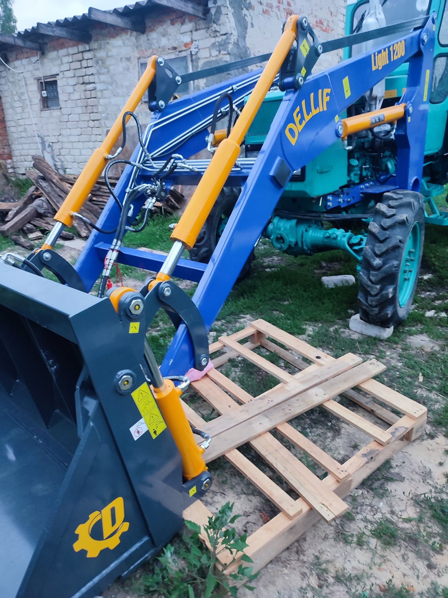 Т 40 ам с фронтальним погрусчіком челюстной и сніговою лопатою поворот