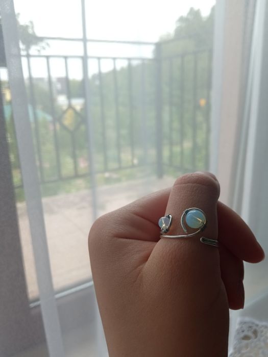 pierścionek z opalem białym