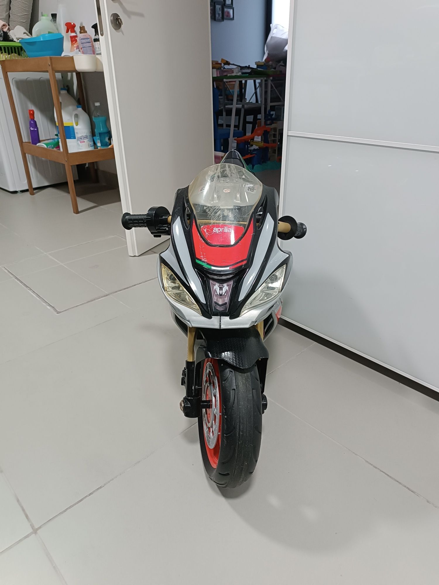 Moto elétrica de criança Aprilia RSV 12v INJUSA