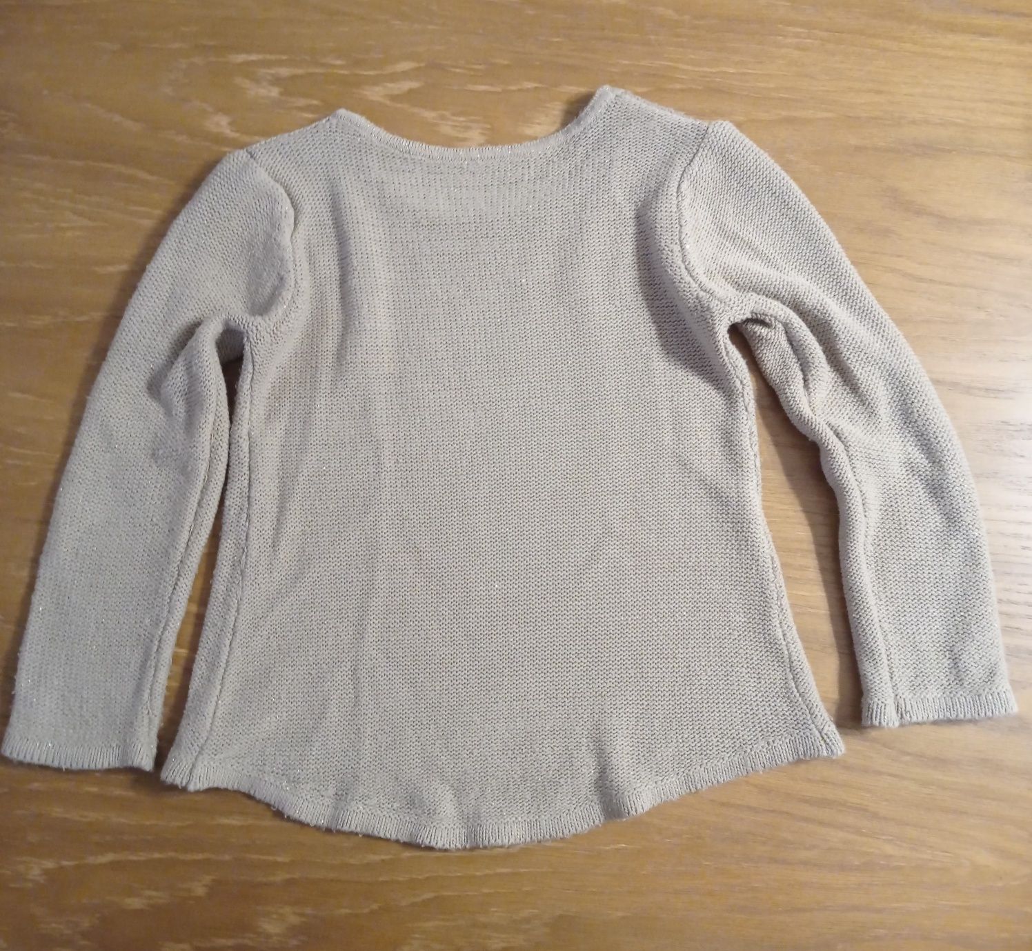 Beżowy sweter ze złotą nitką