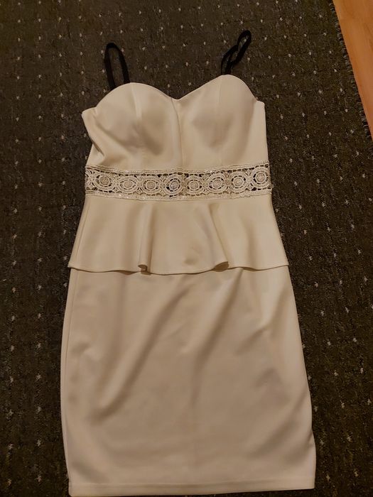 Sukienka z baskinką Missguided
