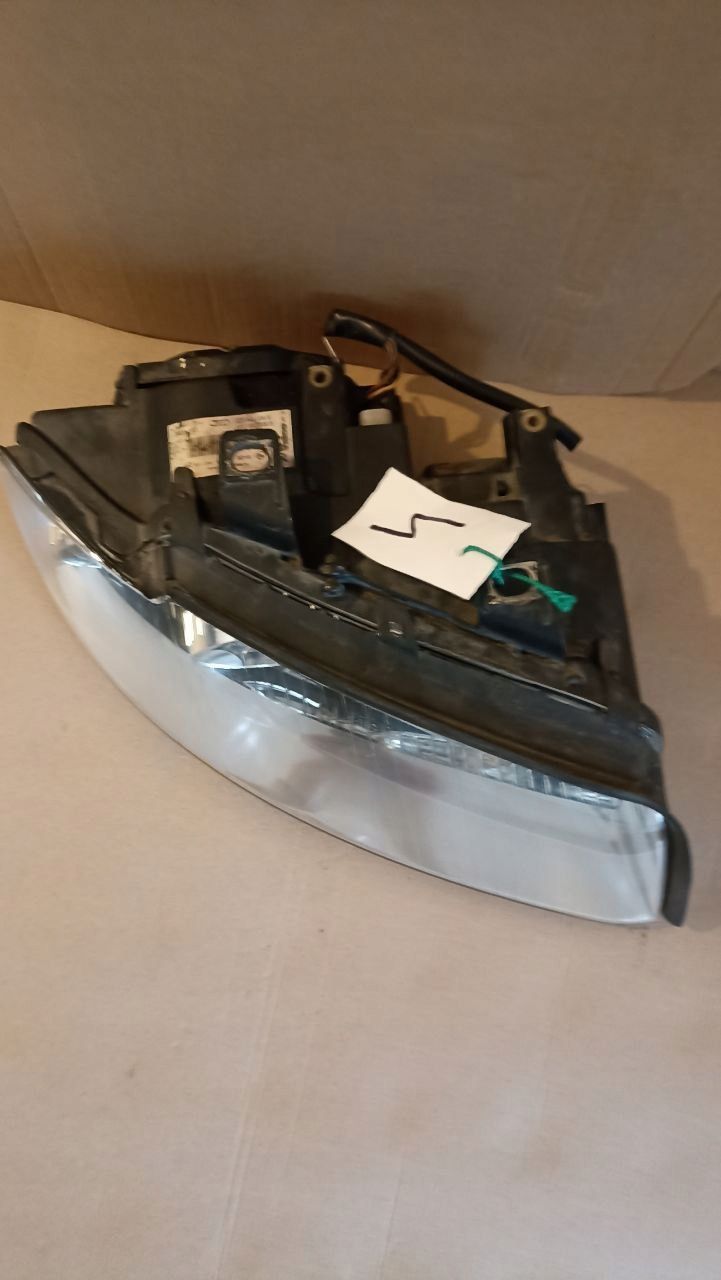 Lampa przednia prawa audi a4 b6 xenon cała ladna Europa