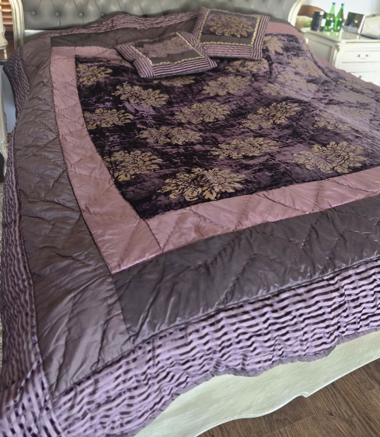 Narzuta satynowa na łóżko xxl fioletowa 225x240 plus poduszki