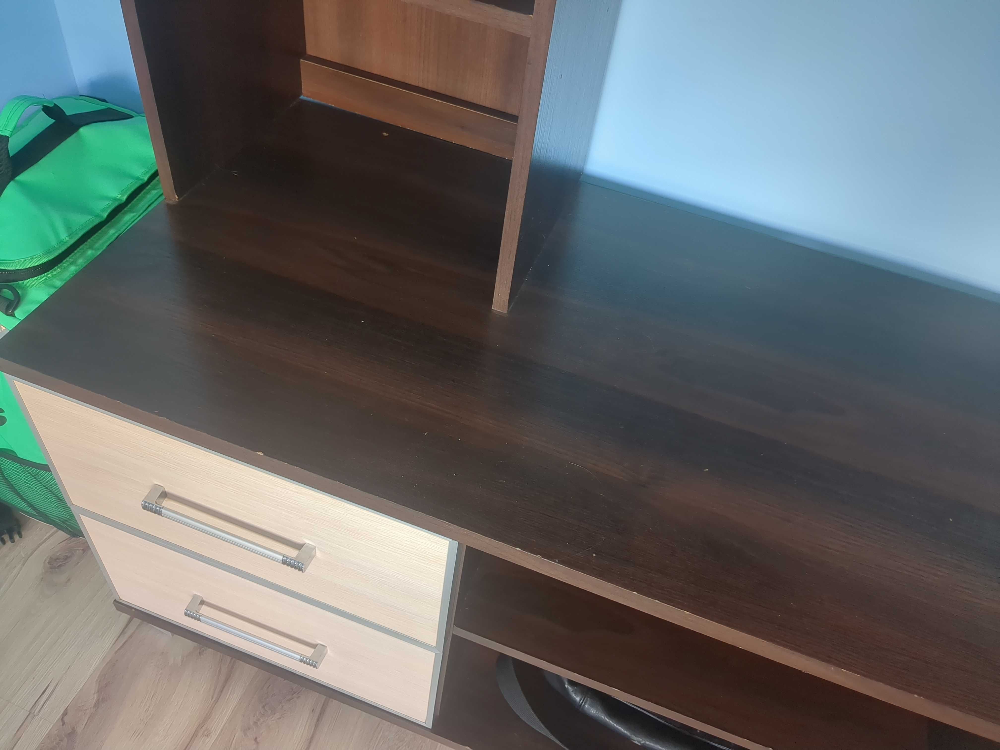Niska komoda z półkami na nią.