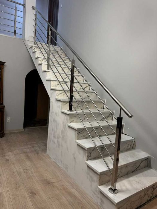 Balustrady i poręcze na klatki schodowe ze stali nierdzewnej