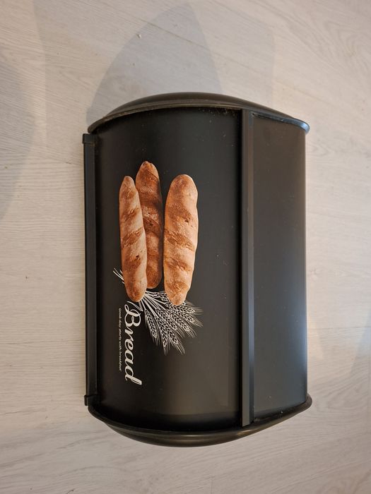 Caixa de pão em metal