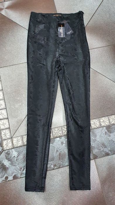 Świetne czarne legginsy spodnie wężowe połysk S M premium