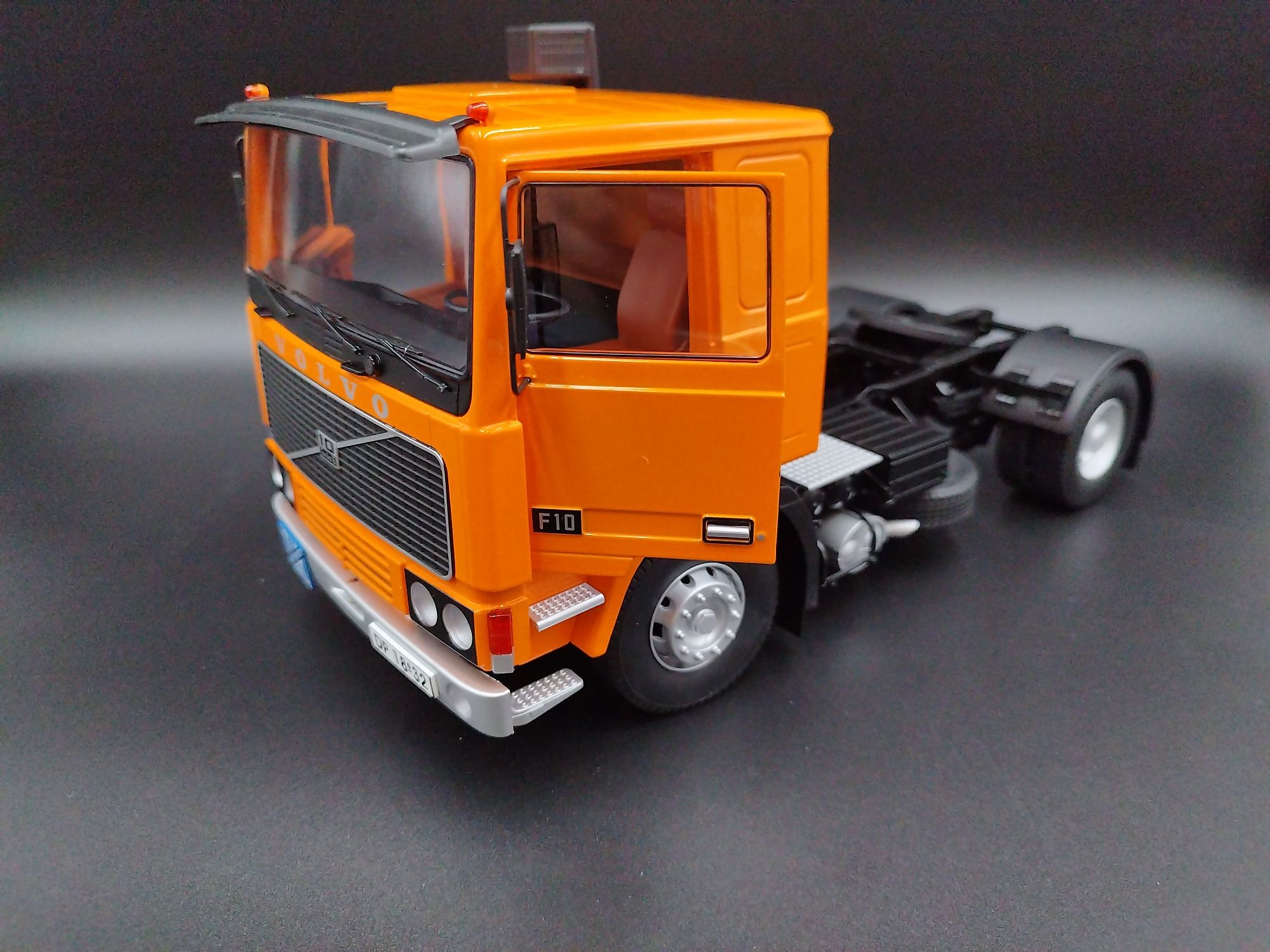 1:18 Road Kings 1977 Volvo F10 Truck orange model