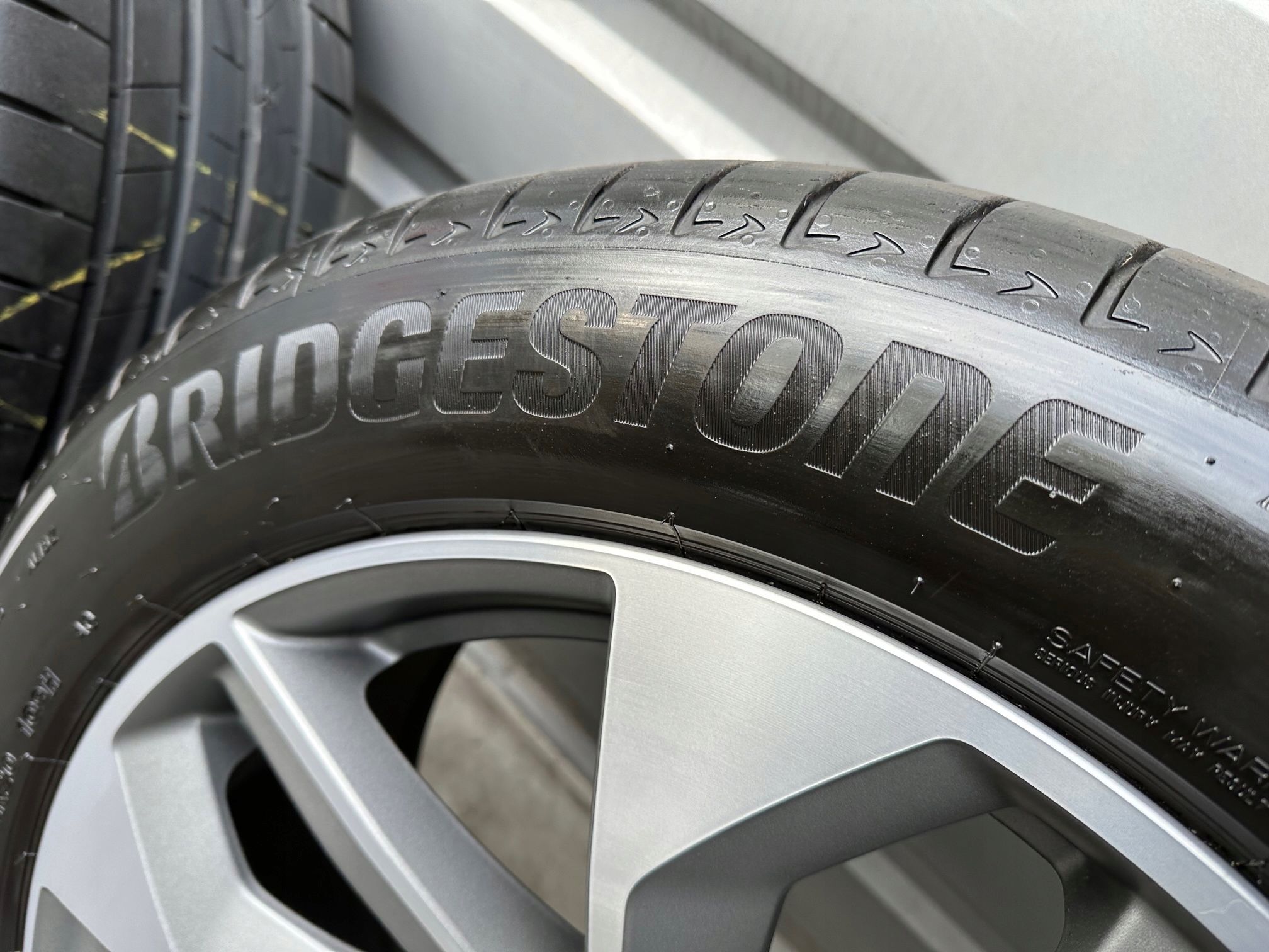 Opony Bridgestone Alenza 001 - 255/50/20