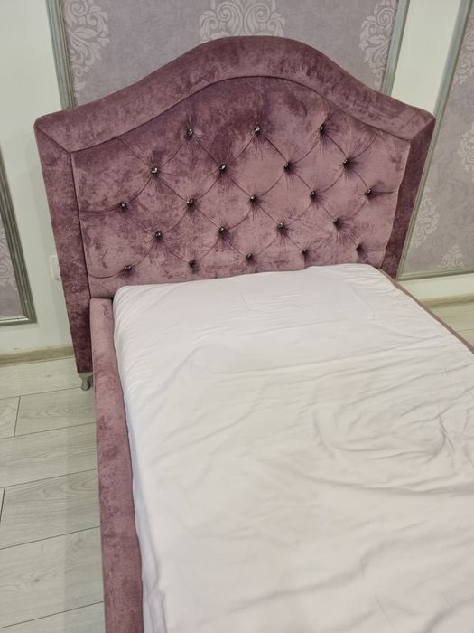 Łóżko dziecięce w tapicerce welurowej glamour srebrne kryształy l
