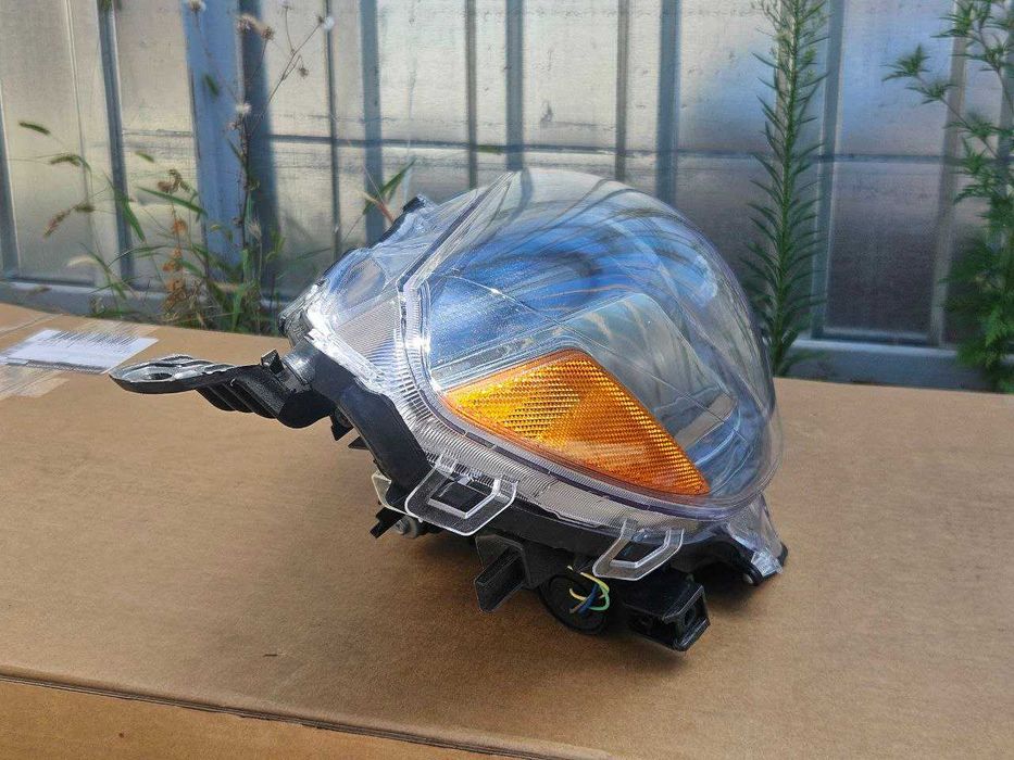 Фара правая Toyota Prius C Aqua 15-18