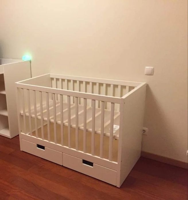 Berço branco com 2 gavetas