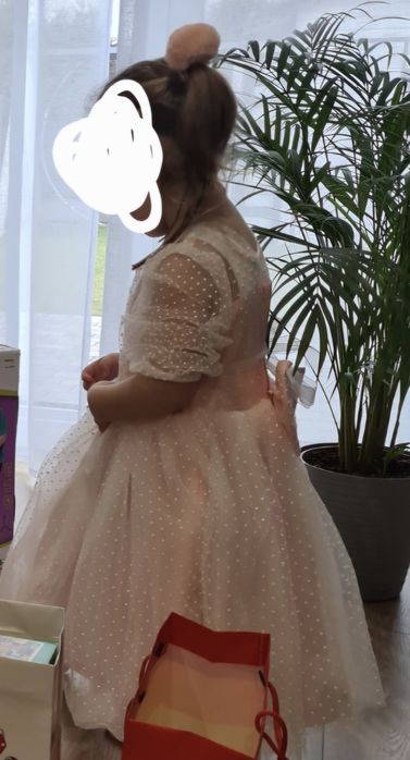 Piękna sukienka bladoróżowa z przezroczystymi rękawami i kokardą