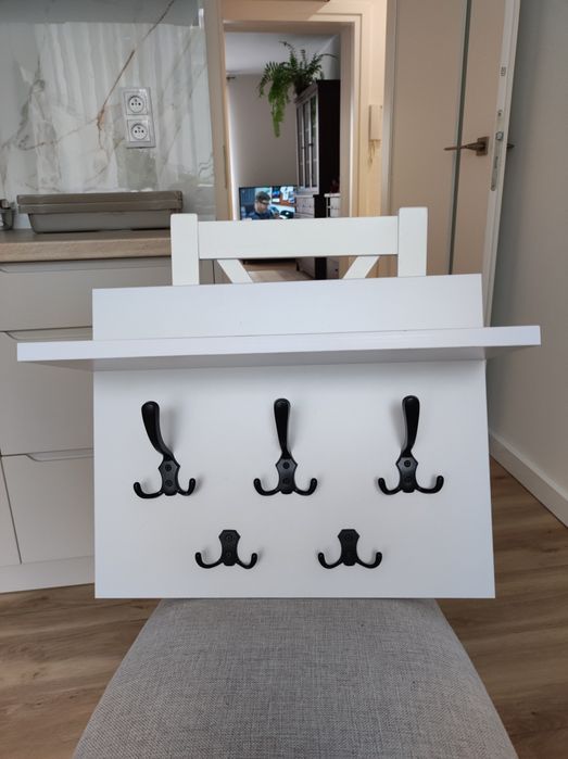 Sprzedam delikatny, stylowy wieszak na ubrania