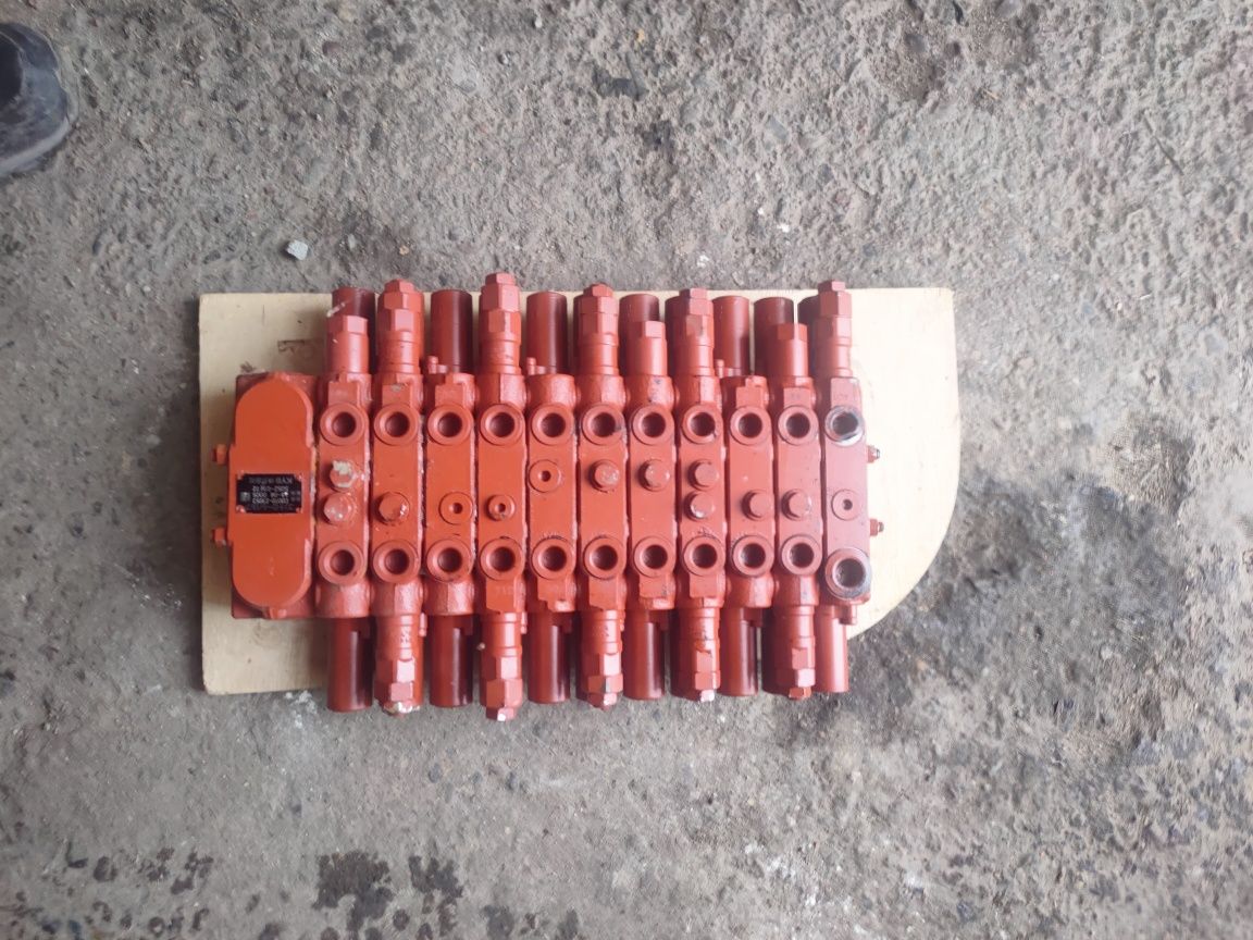 Rozdzielacz hydrauliczny KYB Hanix, Kubota
