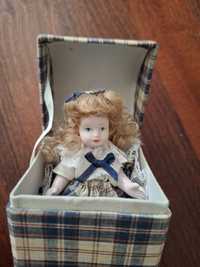Фарфоровая кукла в коробке