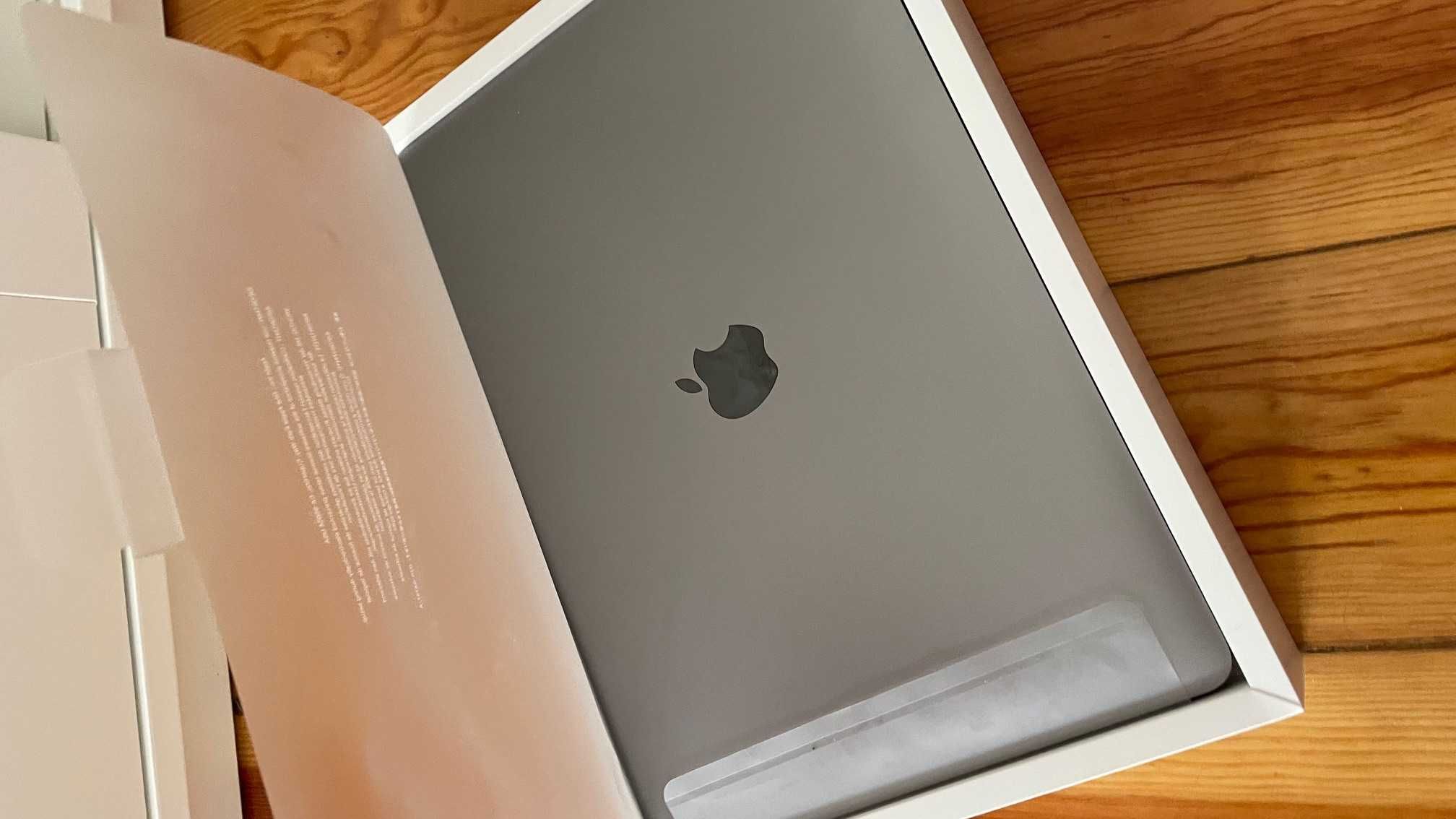 MacBook Pro 13p 16GB (256GB storage) - perfect condition