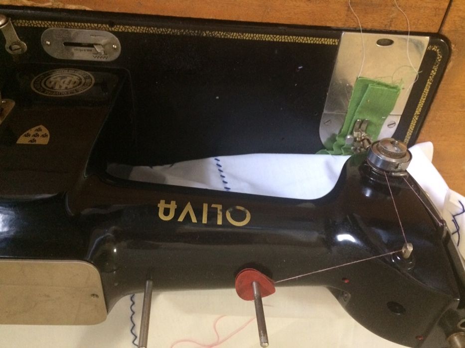Vendo máquina costura oliva