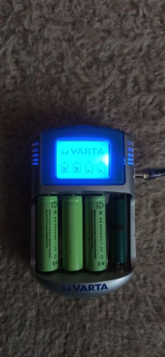 Varta 57070 - Зарядний пристрій з LCD-дисплеєм 4xAA/AAA 100-240V/12V/5