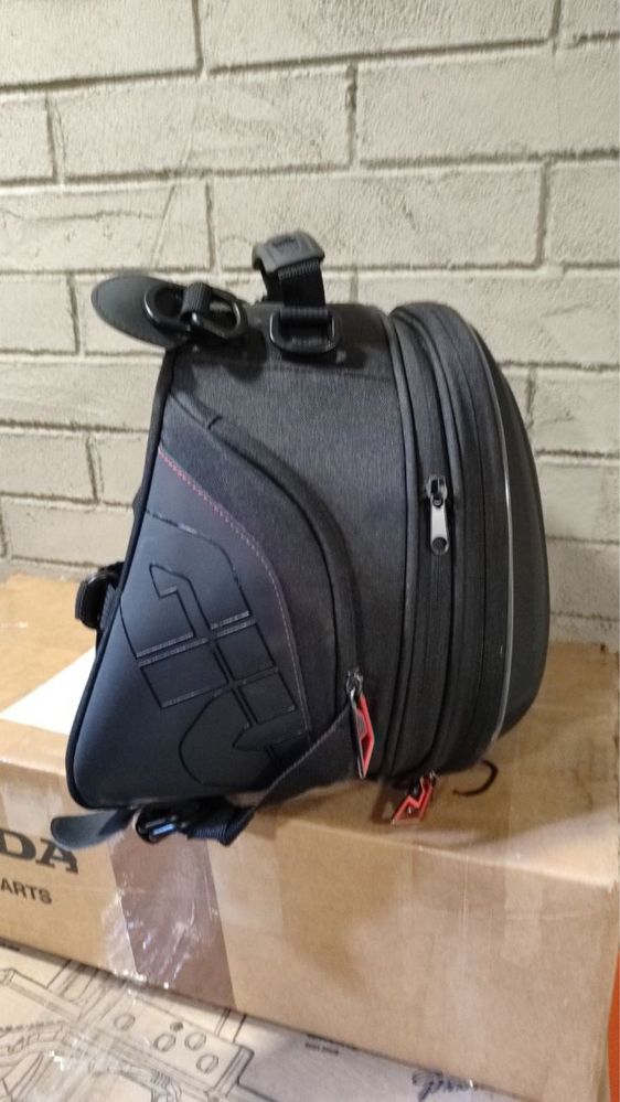 Мото кофр Givi ST607B обʼємом 22-26 літрів