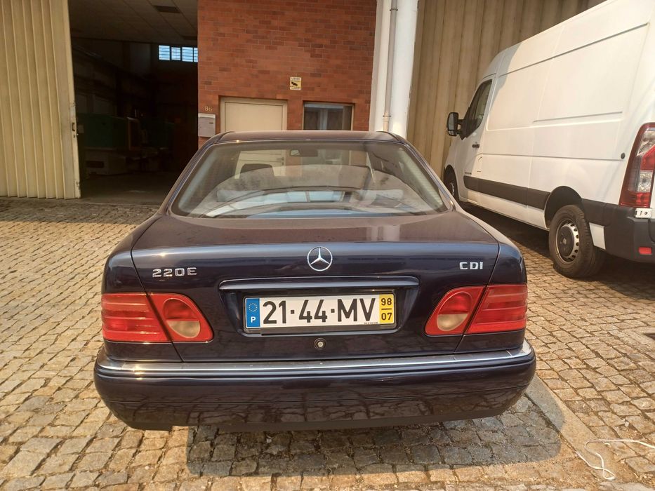 Mercedes 220 Elegance a diesel e com caixa automática