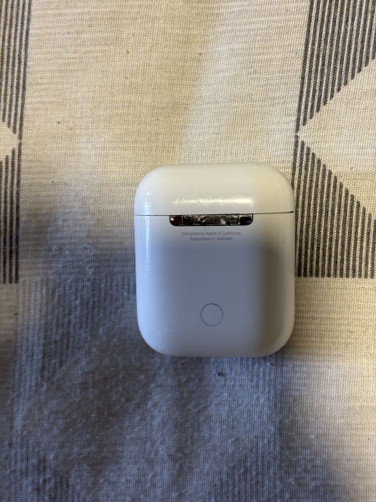 AirPods em bom estado com capa de proteção