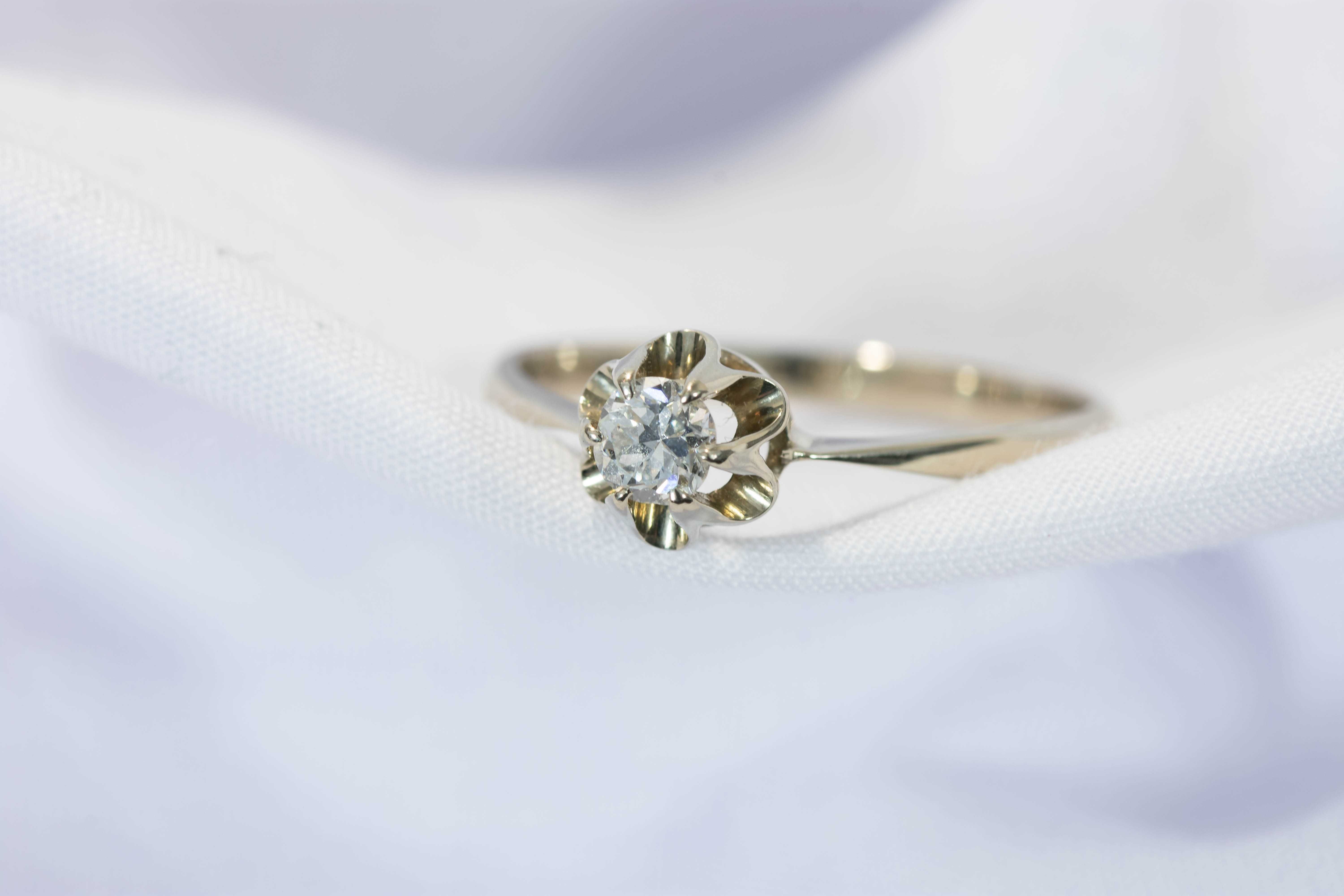 Pierścionek zaręczynowy z białego złota i diamentem 0,25 ct. , pr. 585