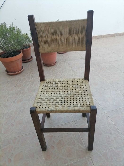 Cadeira antiga de madeira e corda