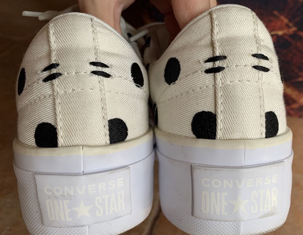 CONVERS крута пара