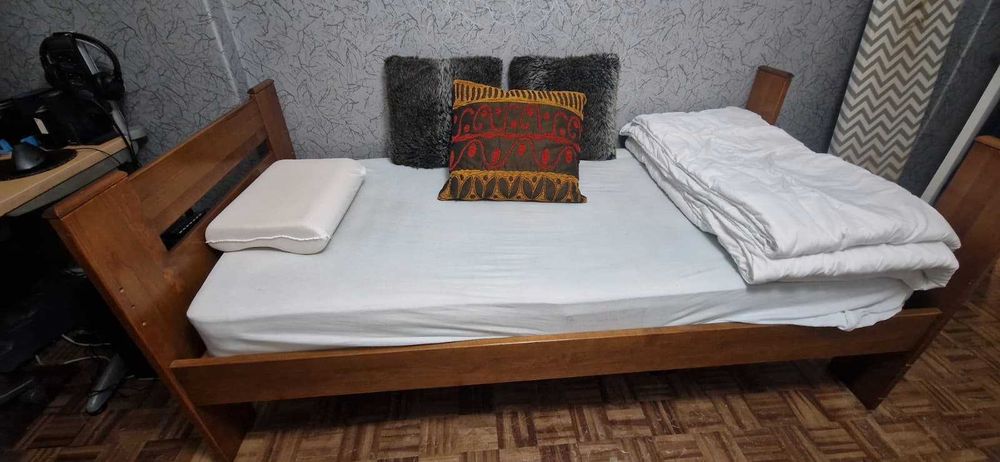 Cama individual em madeira maciça com estrado incluído