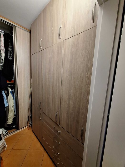 Funkcjonalna wysoka szafa z półkami i szufladami