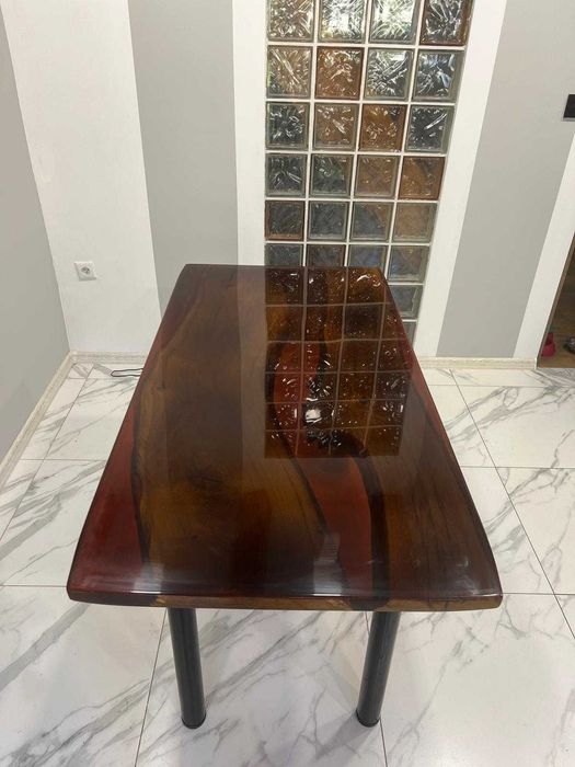 Stół dębowy z żywicy epoksydowej