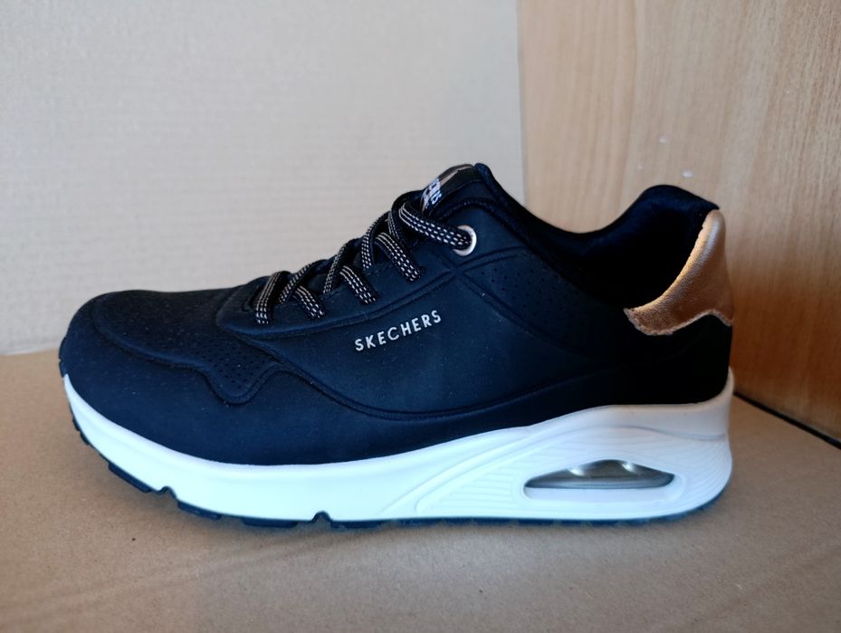 Skechers de Mulher Pretos