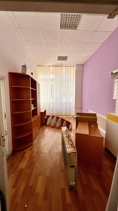 Просторе Приміщення на головній вулиці міста