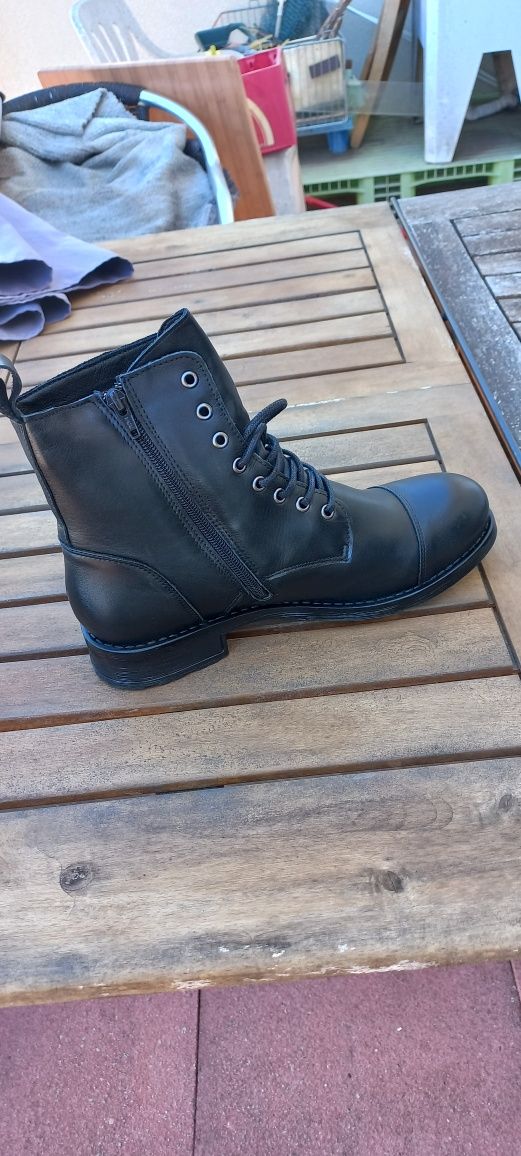 Bota em pele número 41