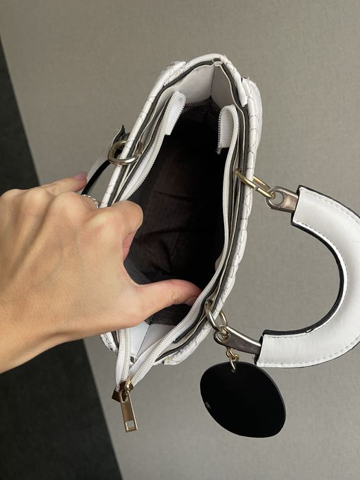 Класична біла сумочка