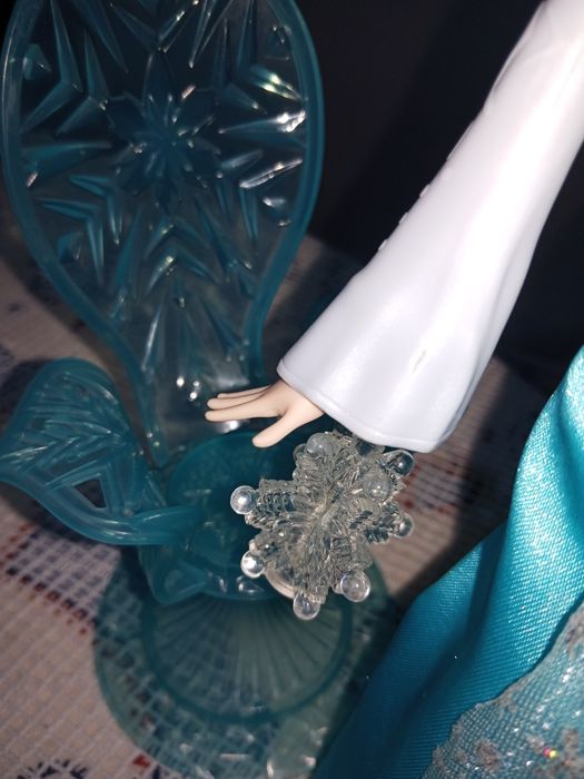Brinquedos: Elsa Frozen Reino do Gelo inclui pilhas
