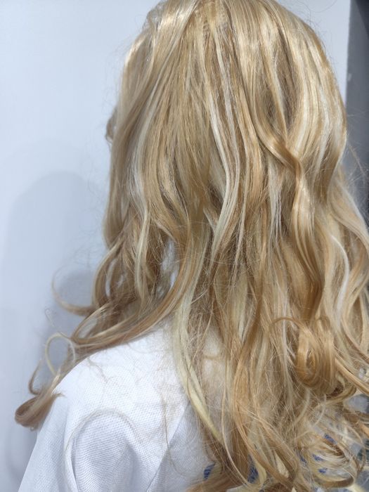 Nowa falowana peruka blond z grzywką + siateczka