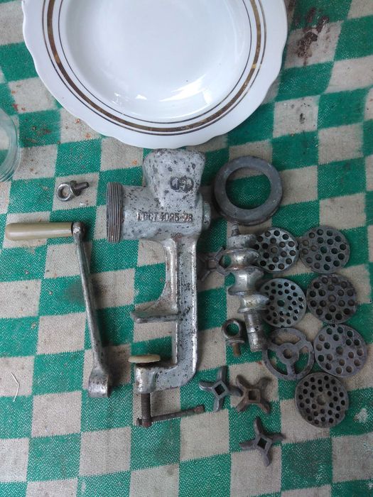 Мясорубка ручная СССР (чугунная) 1979 г. и насадки к ней.