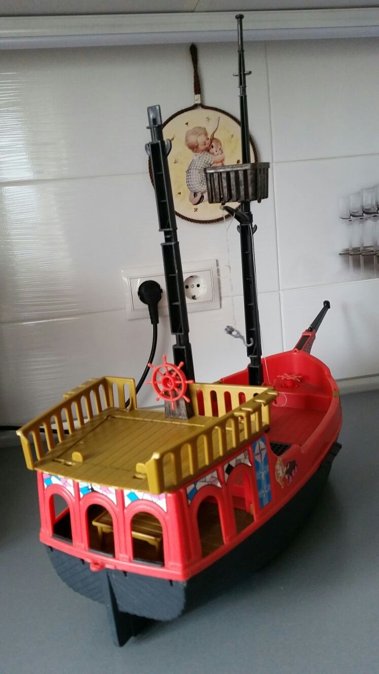 Детская игрушка катер лодка.